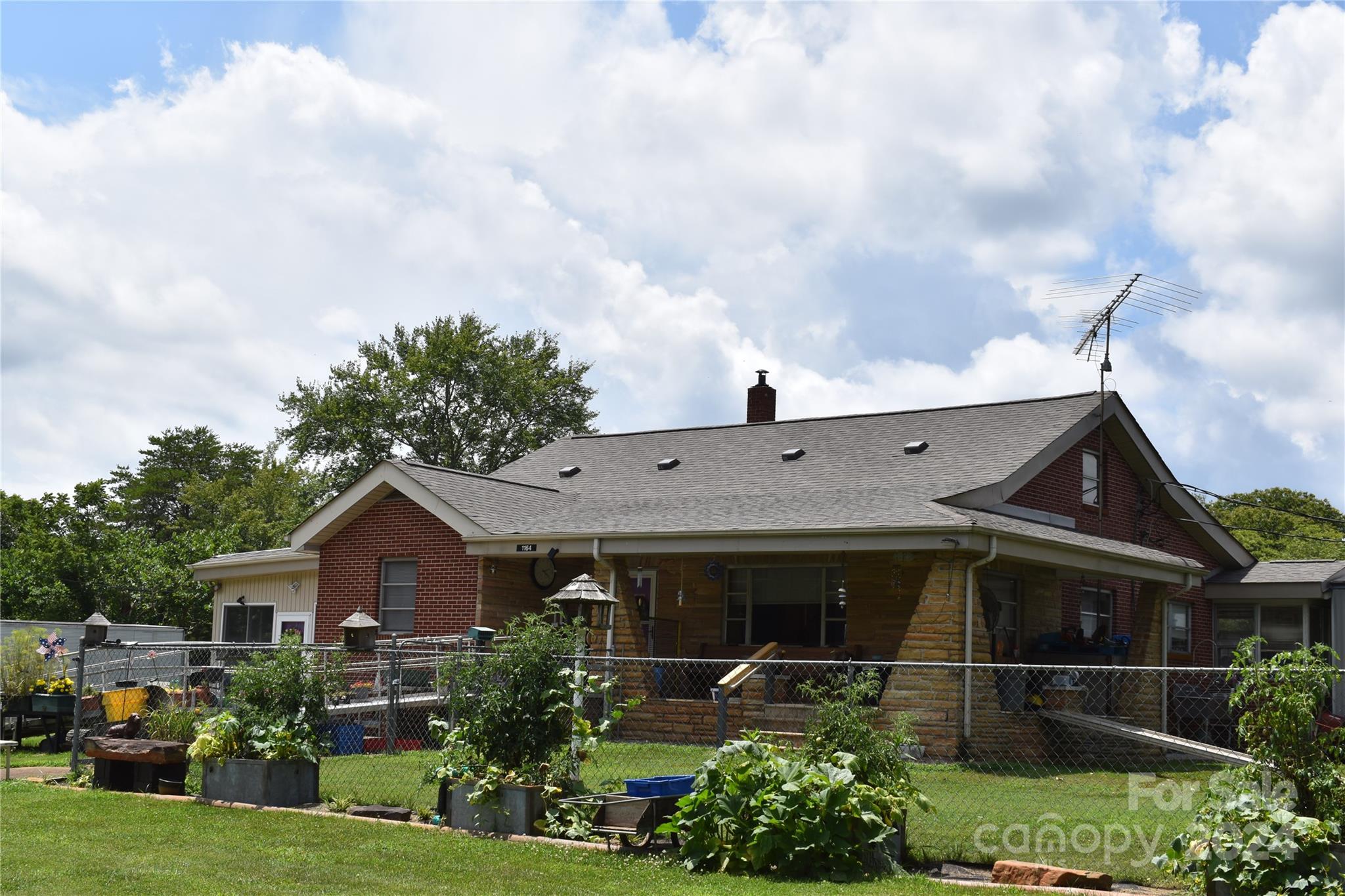 a view of a yard in front of house