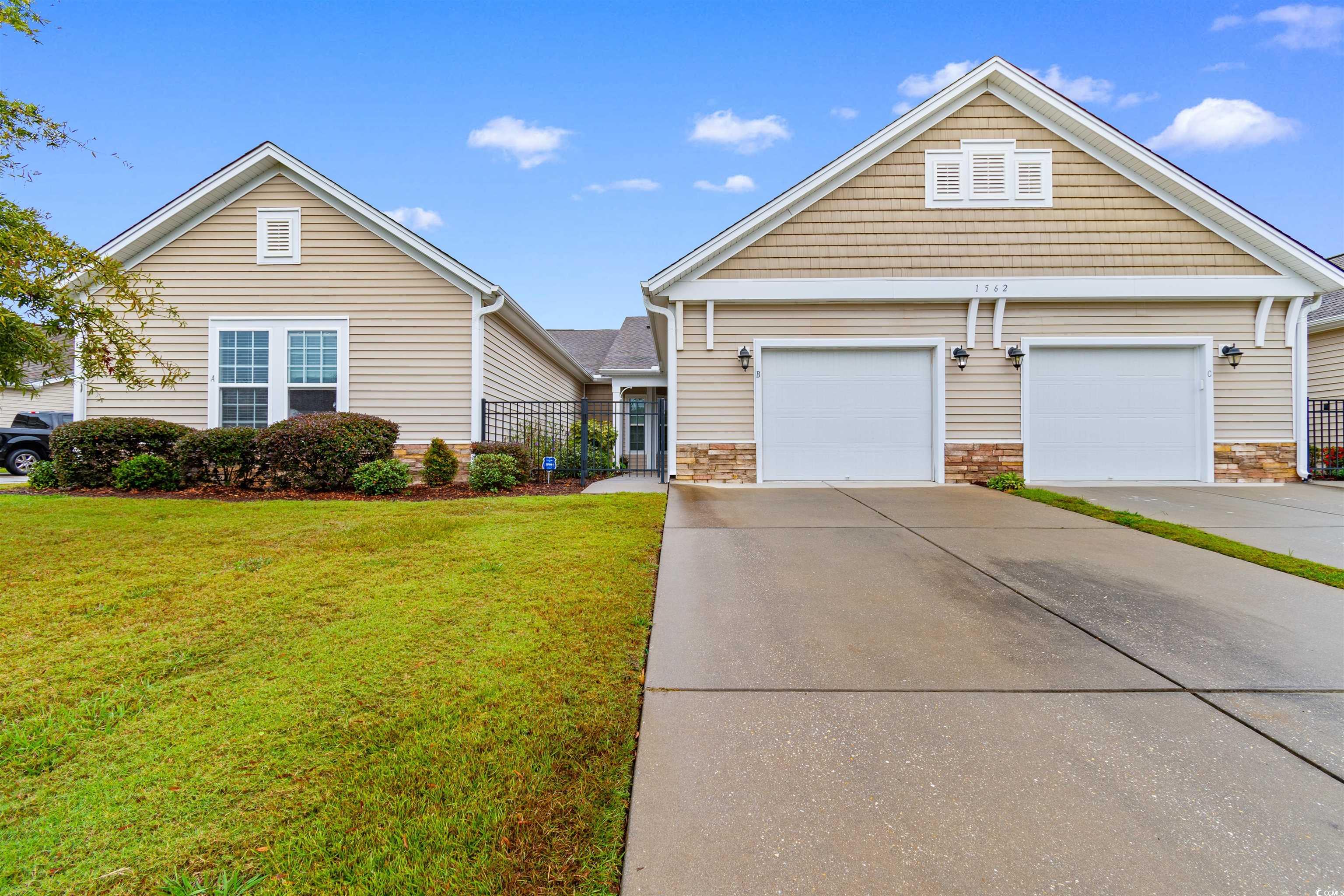 Front facade with a garage and a front yard