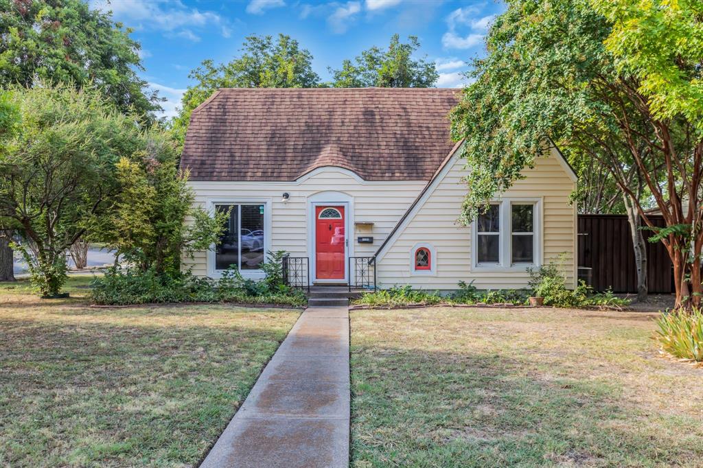 a view of a house with a yard