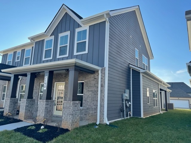 a view of front of a house with a yard