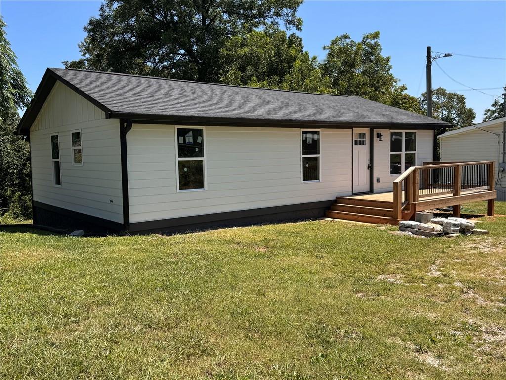 a view of a house with backyard