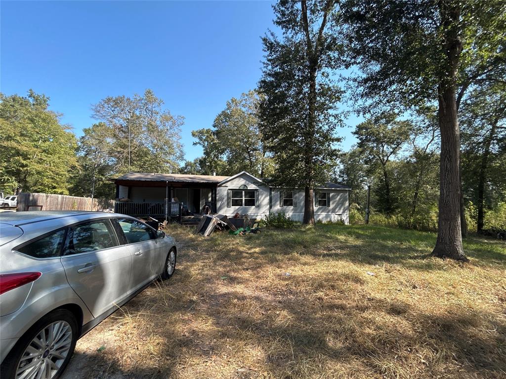 a view of a house with backyard