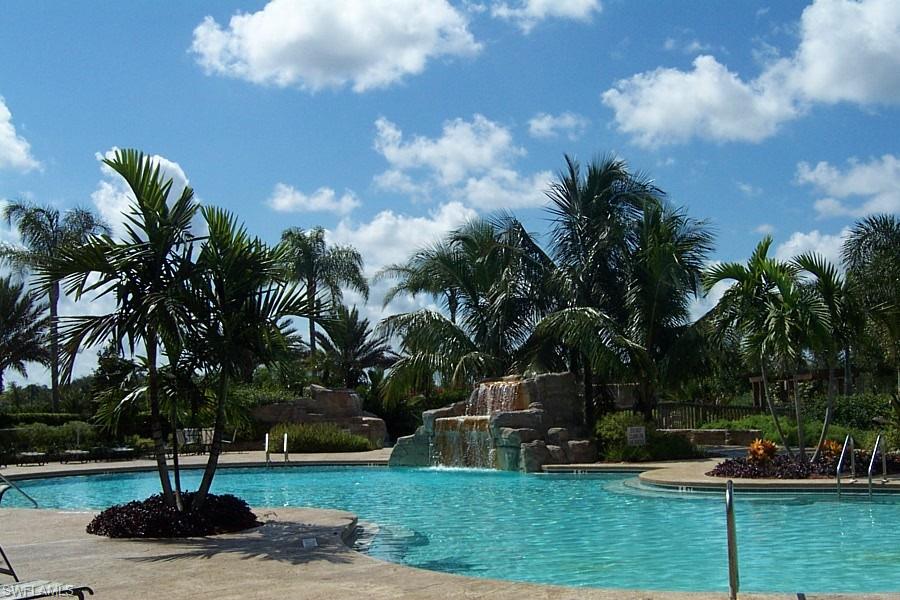 a view of a fountain in the front of a house with a fountain