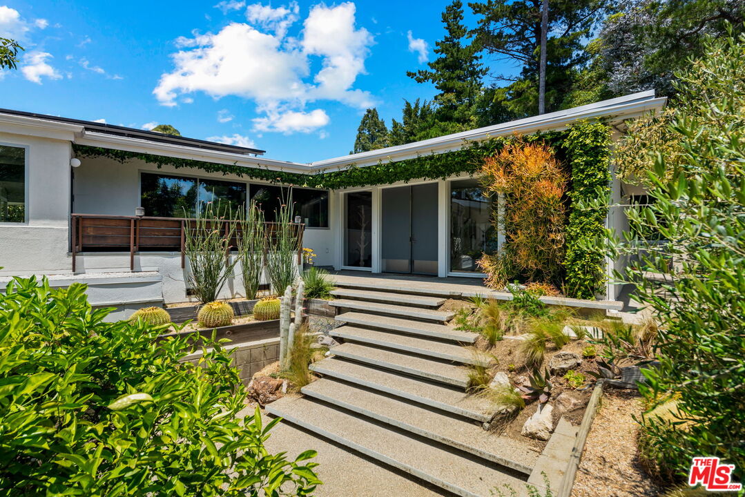 a view of a house with backyard and porch