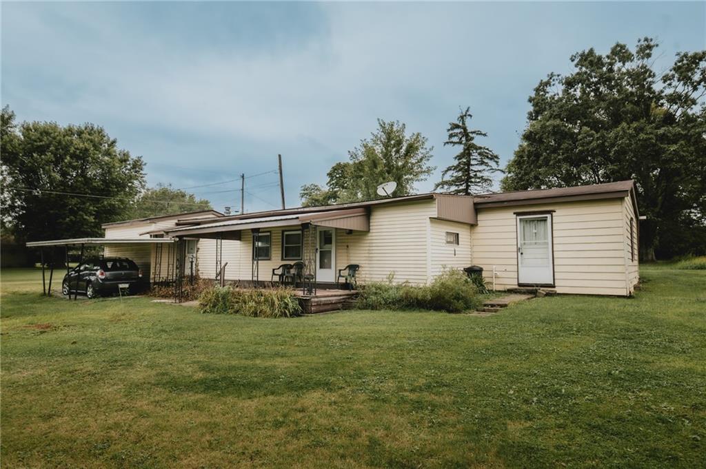 a view of a house with backyard