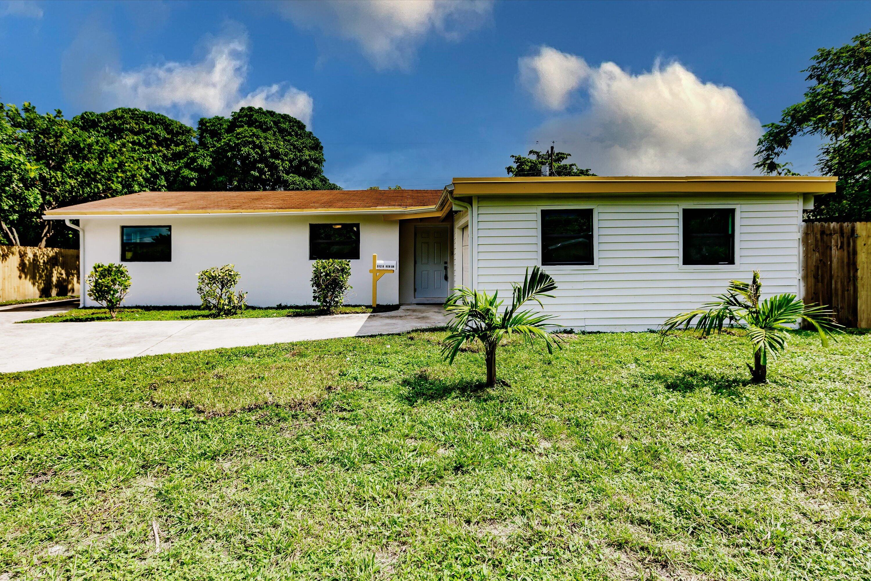 a view of a house with a yard