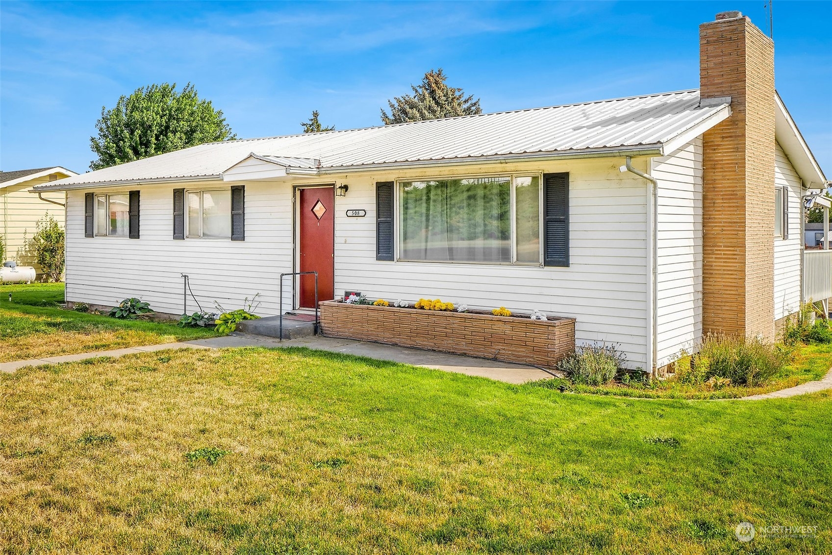 a view of a house with a backyard