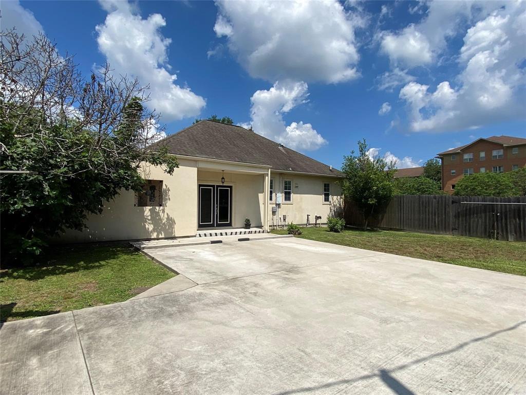 a view of a house with backyard and a garden