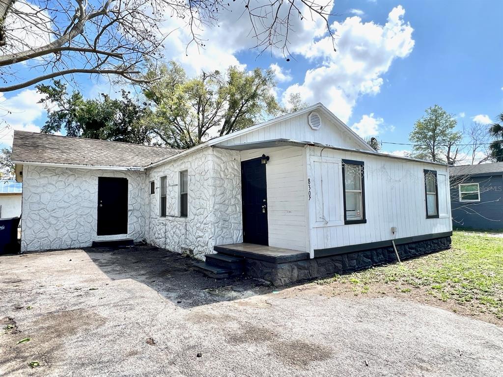 a view of a house with a yard