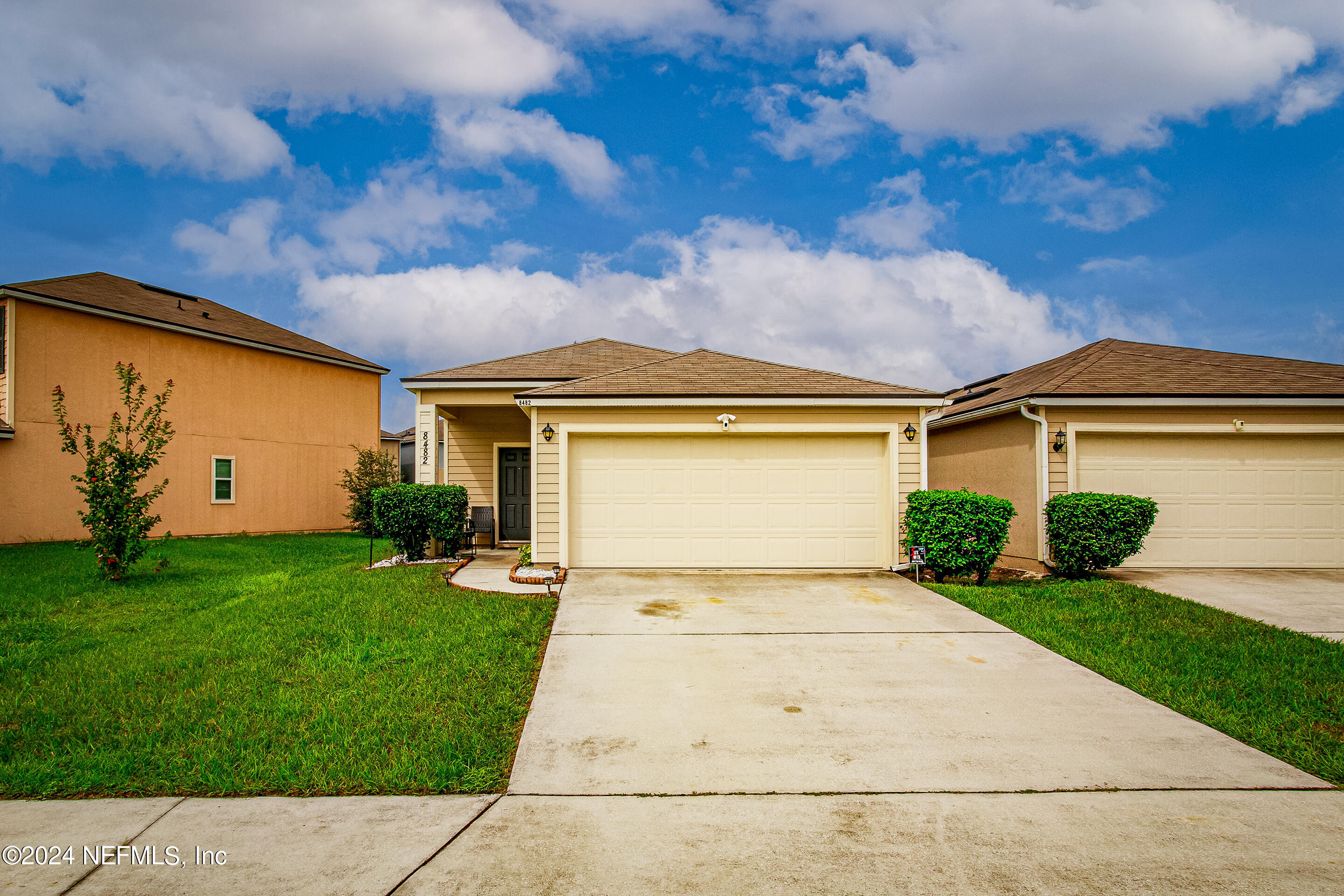 a view of a front of house with a yard