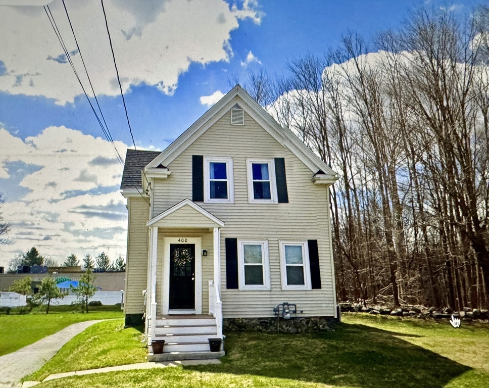 a view of a house with a yard