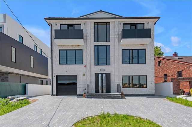 $3,290,000 | 86 Whitman Drive | Mill Basin