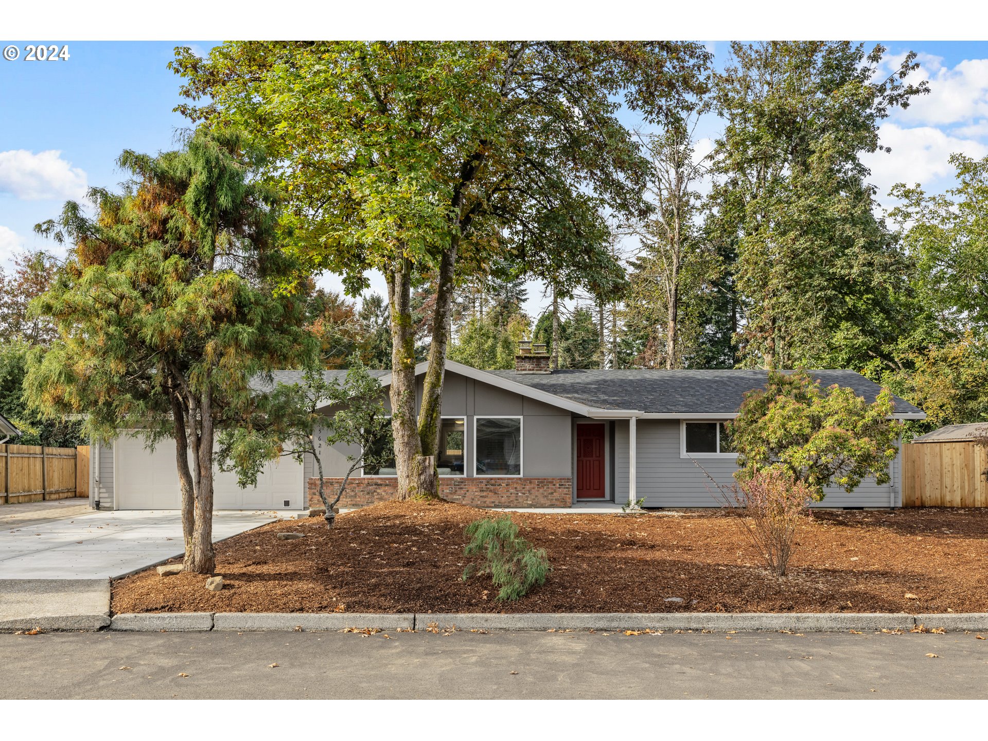 a view front of house with garage and entertaining space