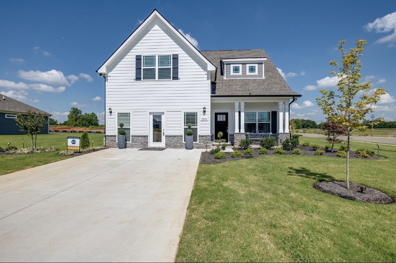 a view of a yard in front of house