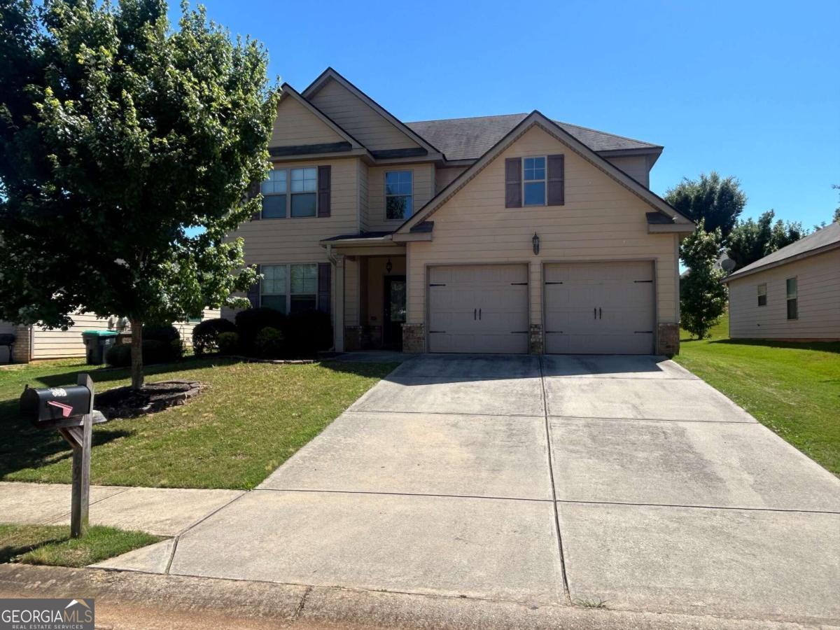 a view of a house with a yard