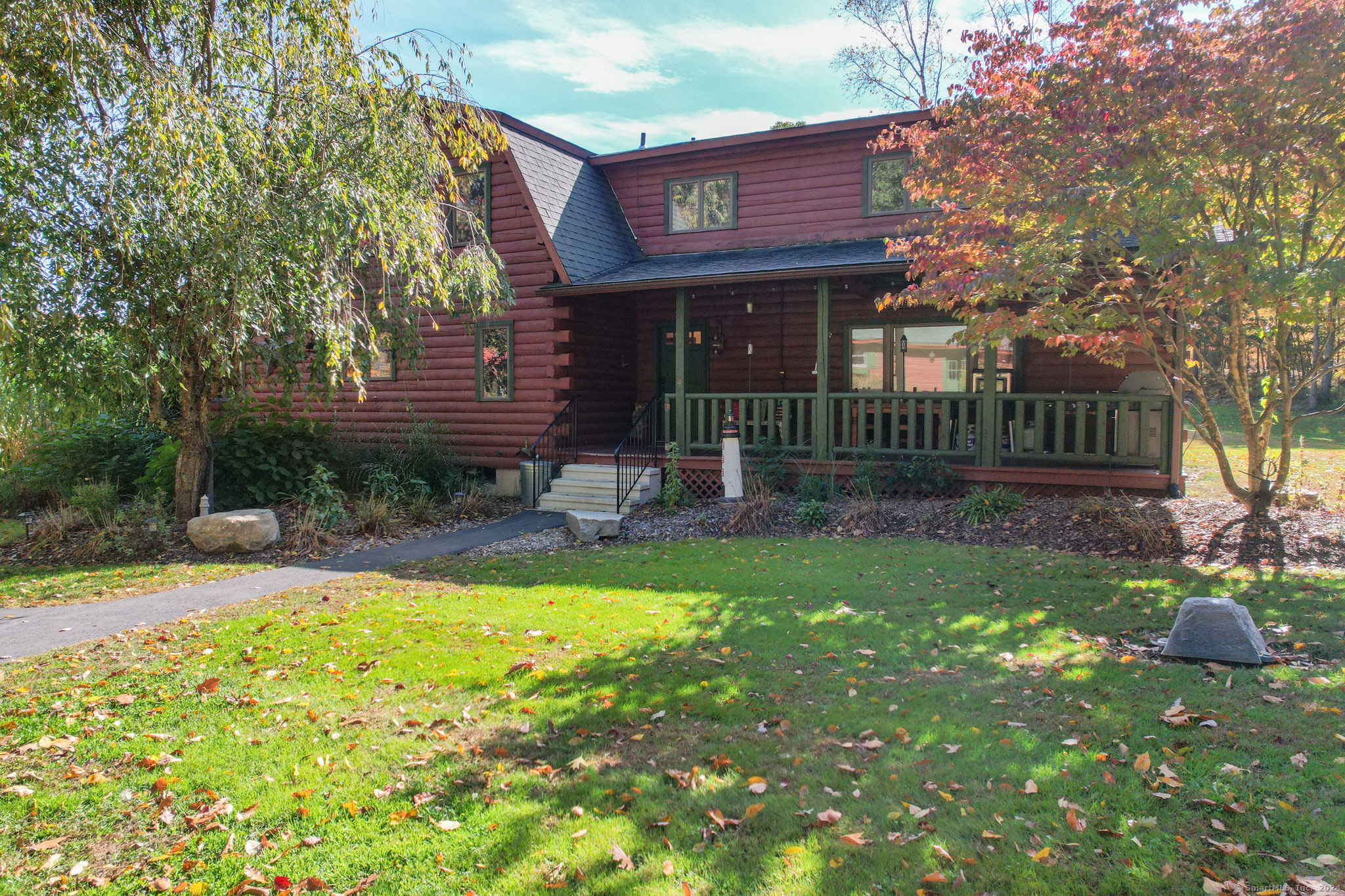 a view of a house with a yard