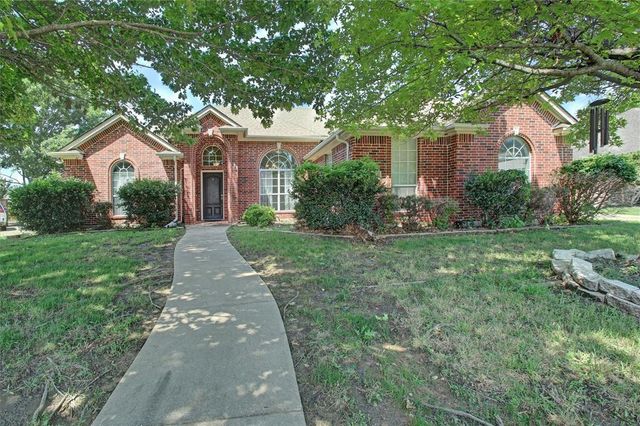 $320,000 | 1604 Twin Oaks Drive | Cleburne