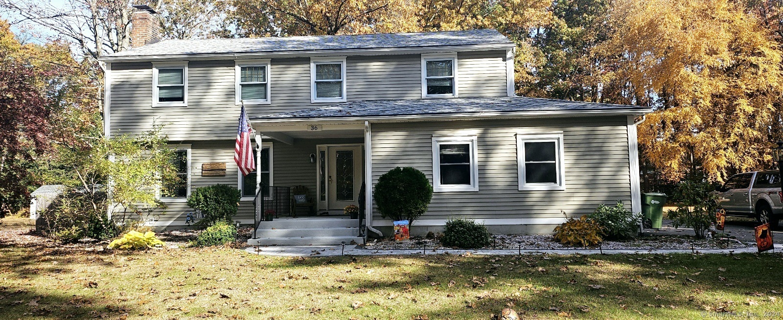 a view of a house with yard and plants