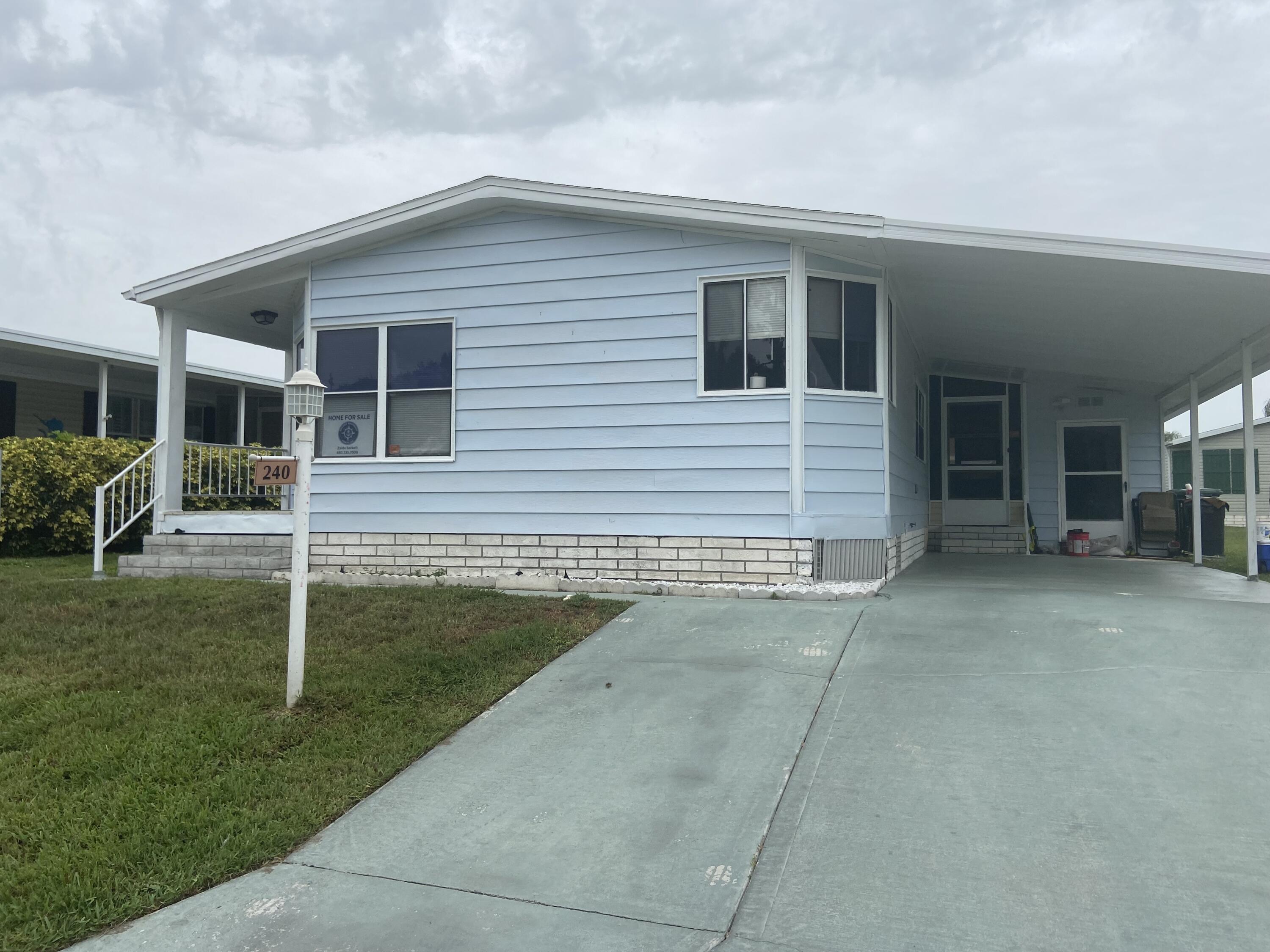 a view of a house with backyard