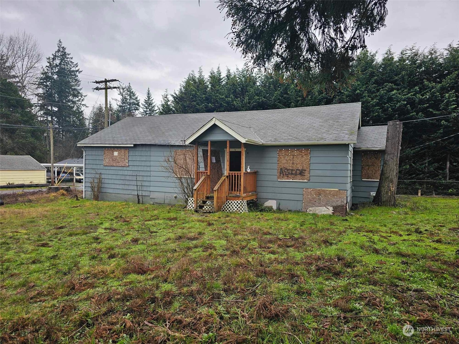 a view of a house with a yard and plants