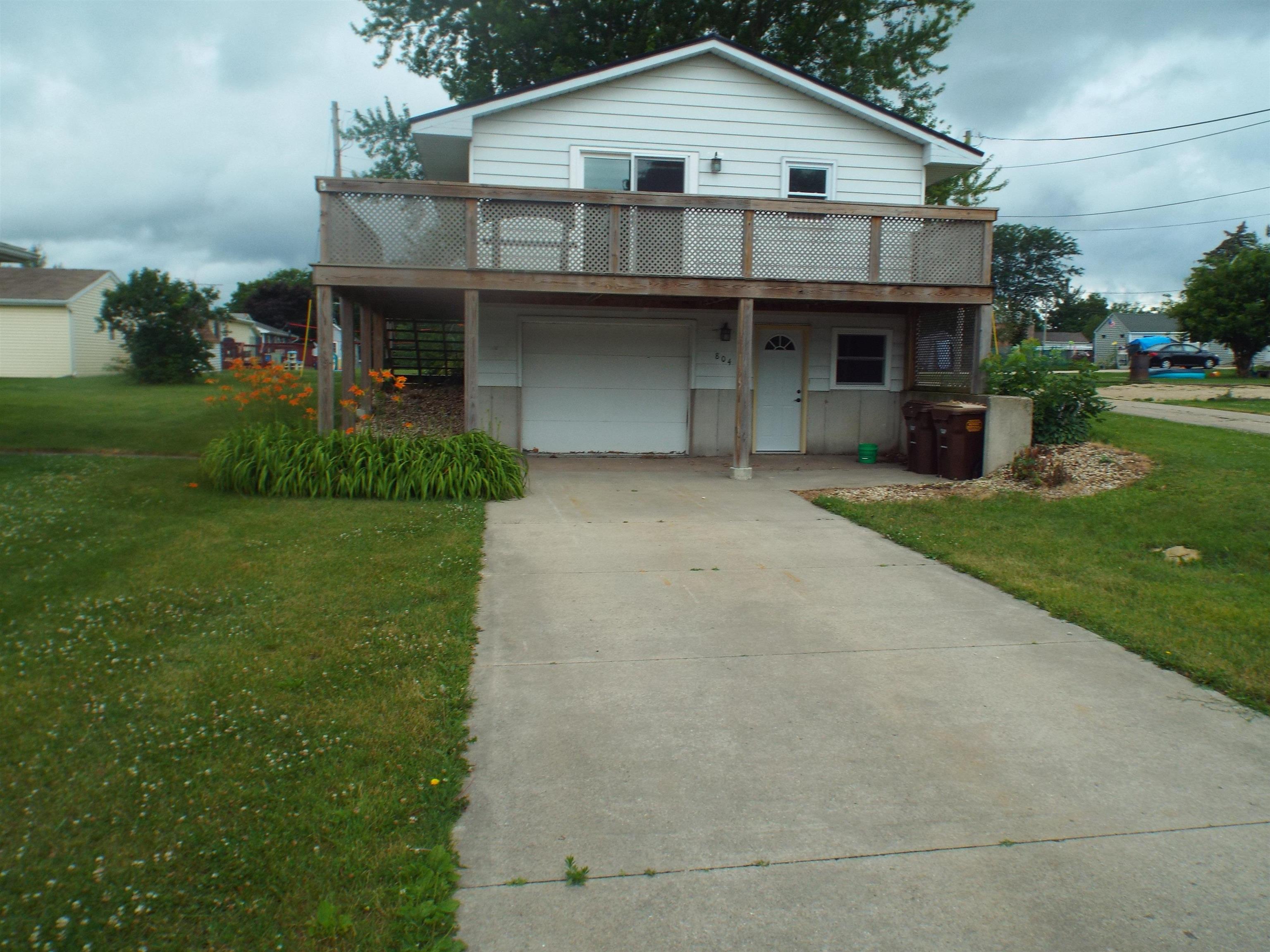 a view of a yard in front of house