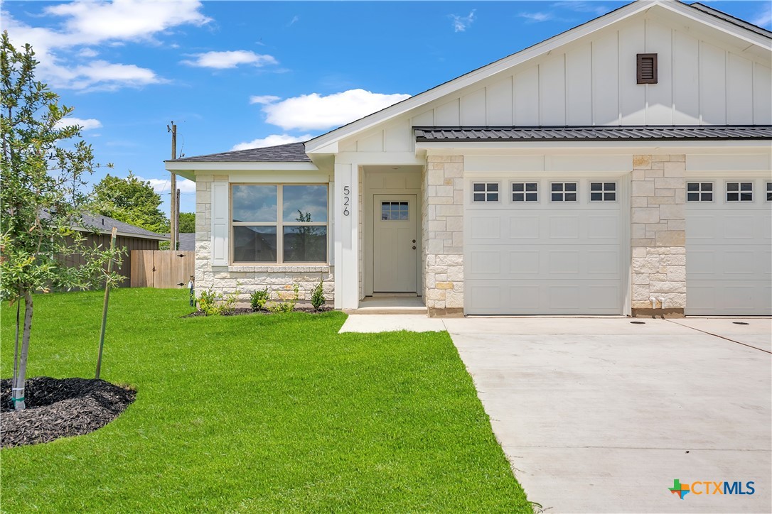 a view of a house with a yard