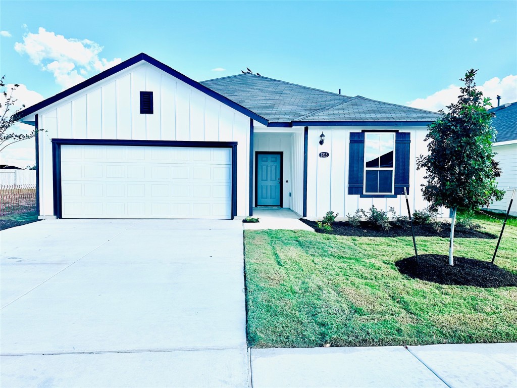 a view of a house with backyard