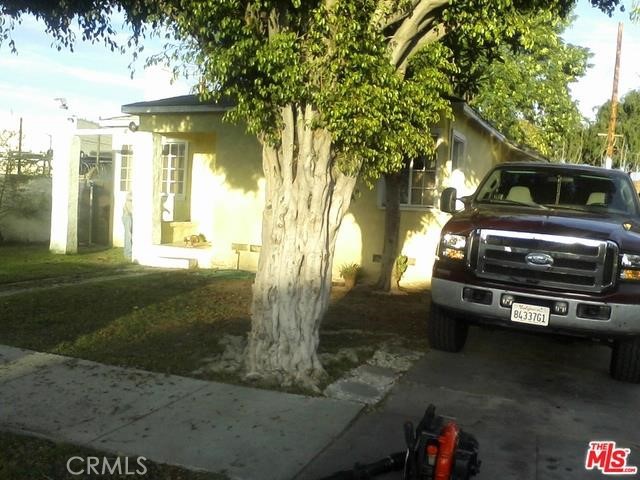 a view of a yard in front of house