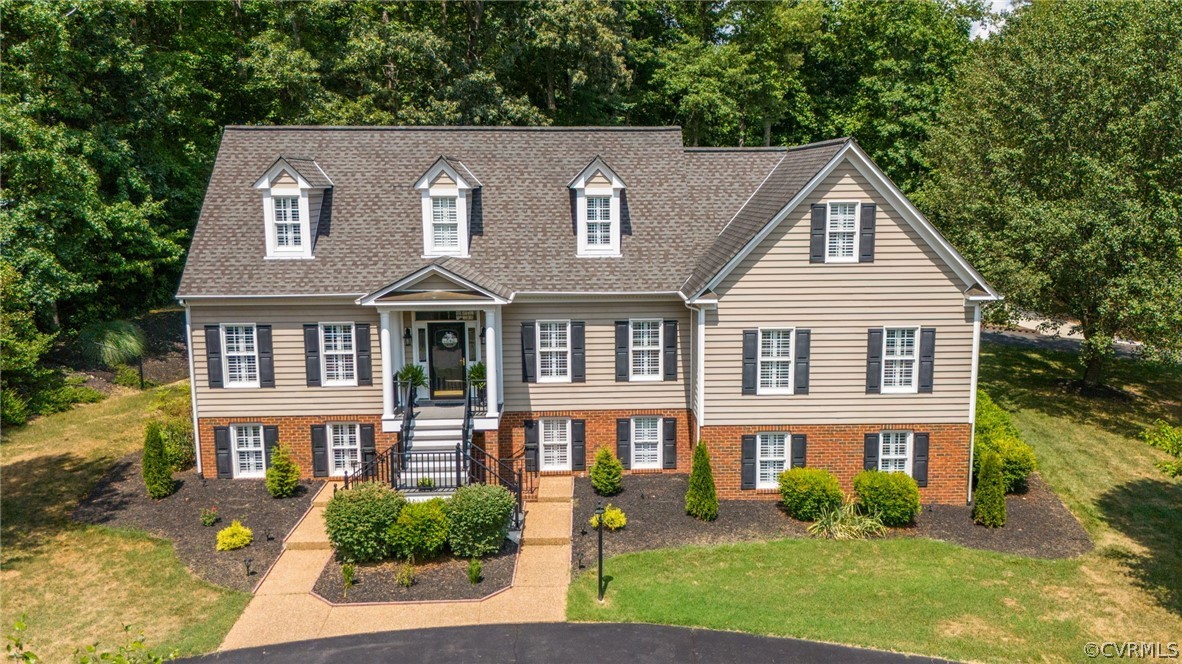 View of front of house featuring a front lawn