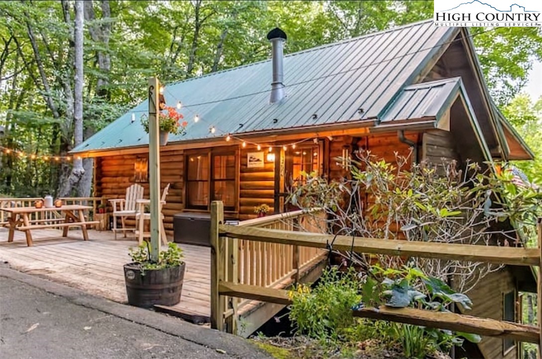 an outdoor view of the patio and entertaining space