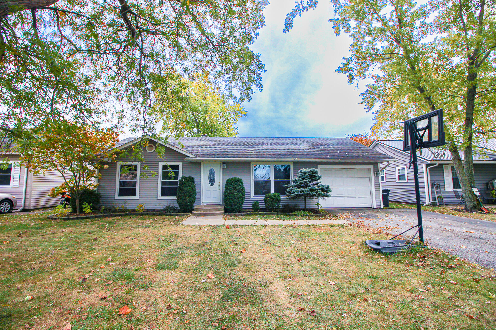 a view of a house with a yard