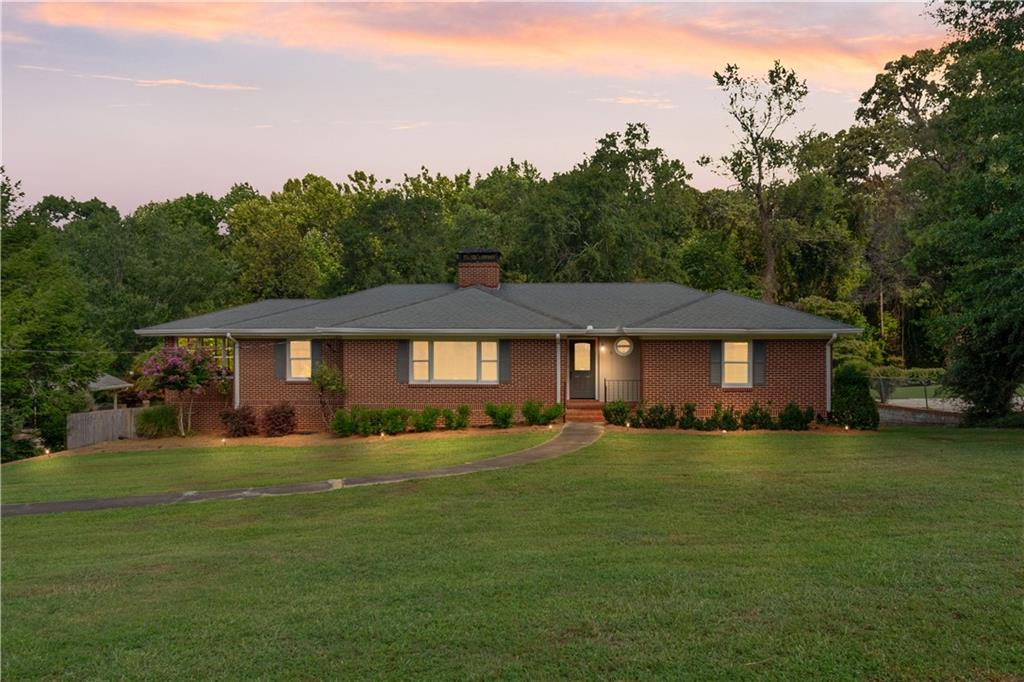 a view of a house with a yard