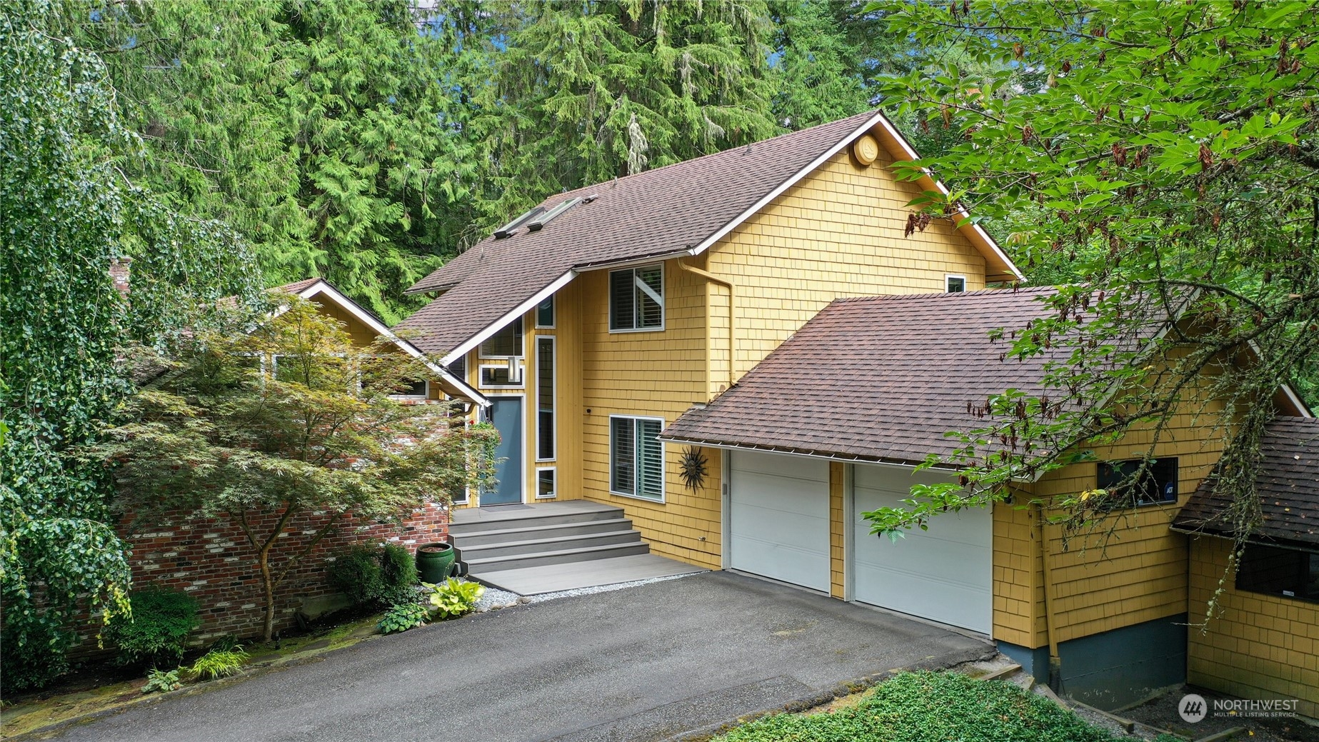 a view of a house with a yard