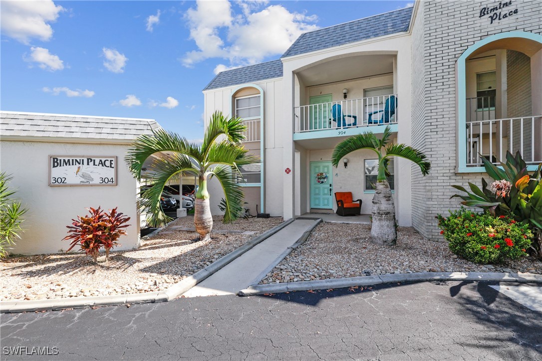 a view of entryway front of house