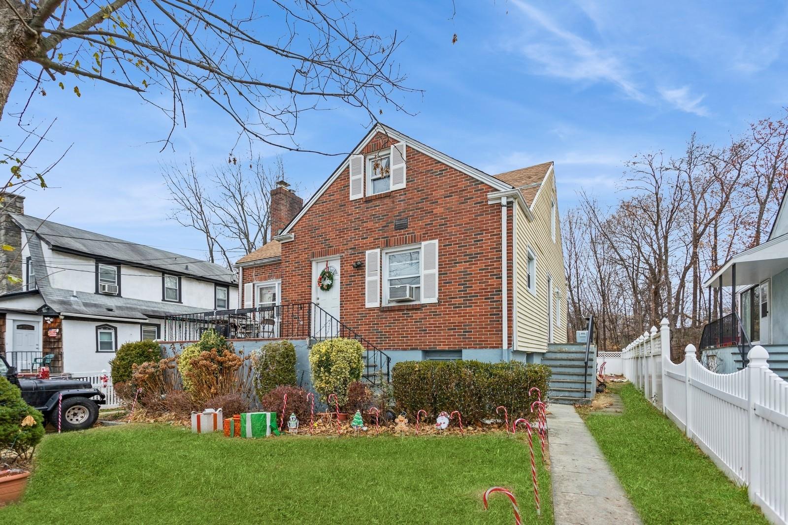 View of front of house featuring a front lawn