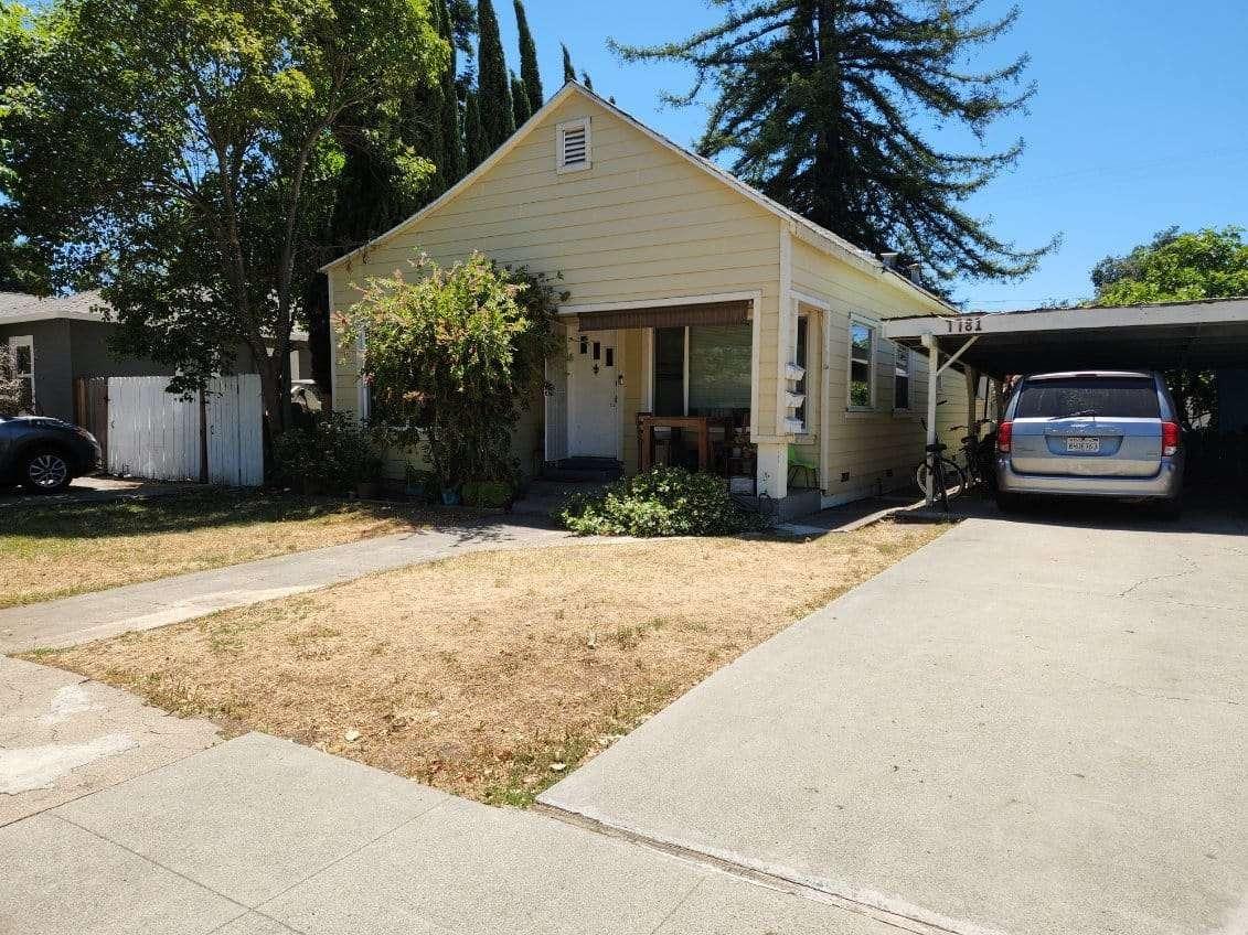 a view of a house with a yard