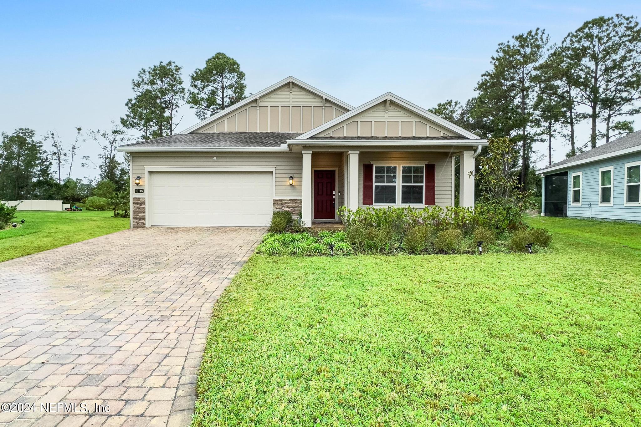 a view of a house with yard and plants