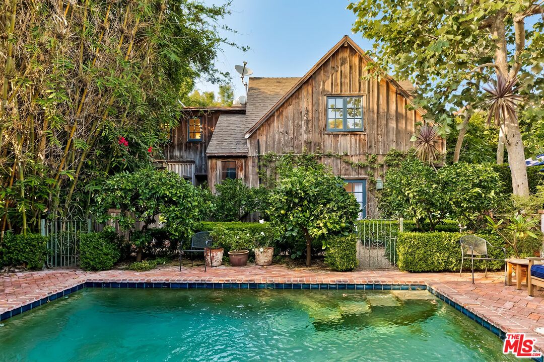 a view of a house with a yard and plants