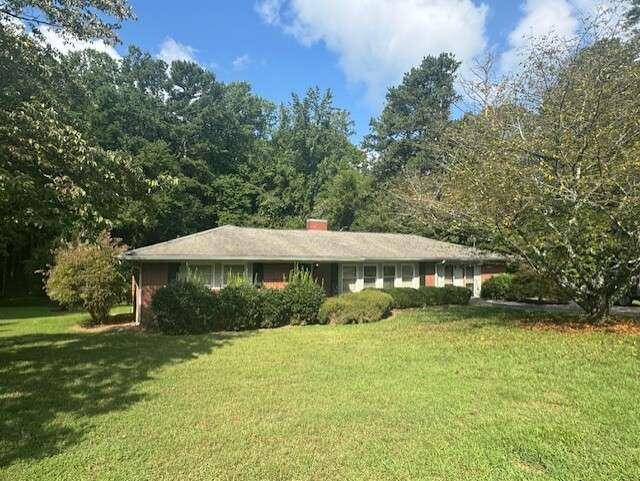 a view of a house with a yard