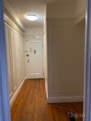 $4,200 | 325 West 45th Street, Unit 1005 | Hell's Kitchen