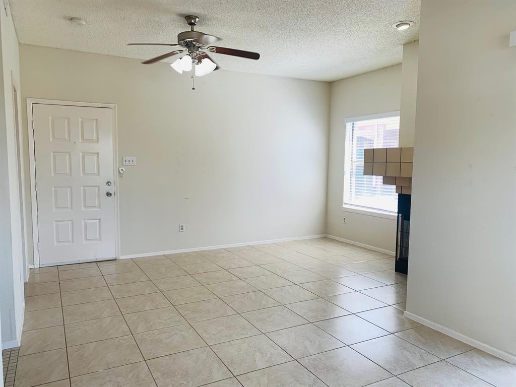 a view of an empty room and a ceiling fan window