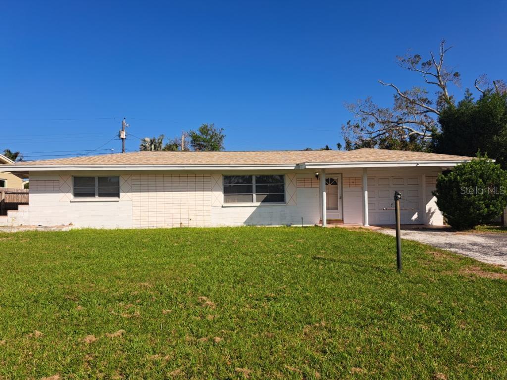 a view of a house with a backyard