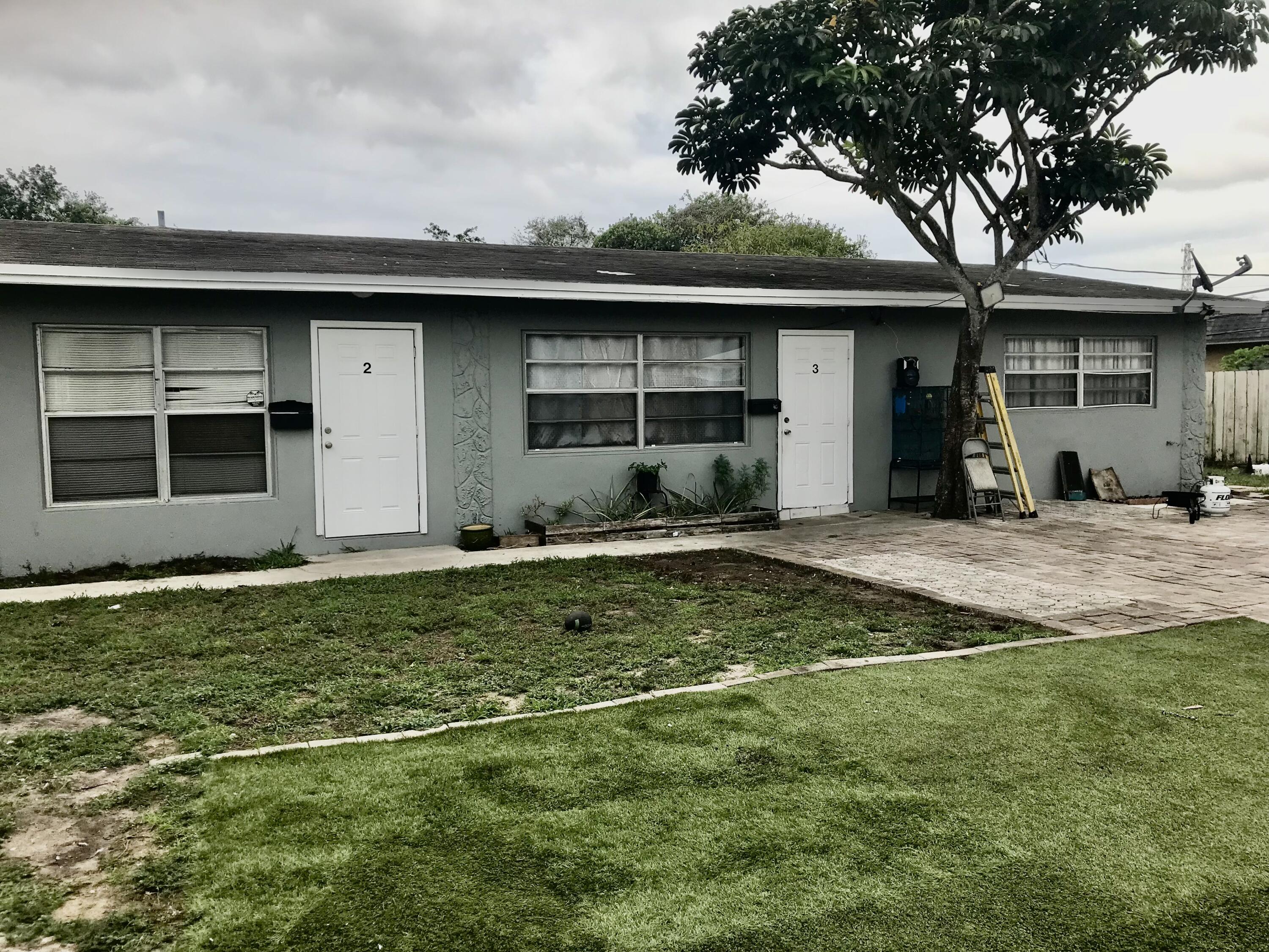 a view of a house with backyard