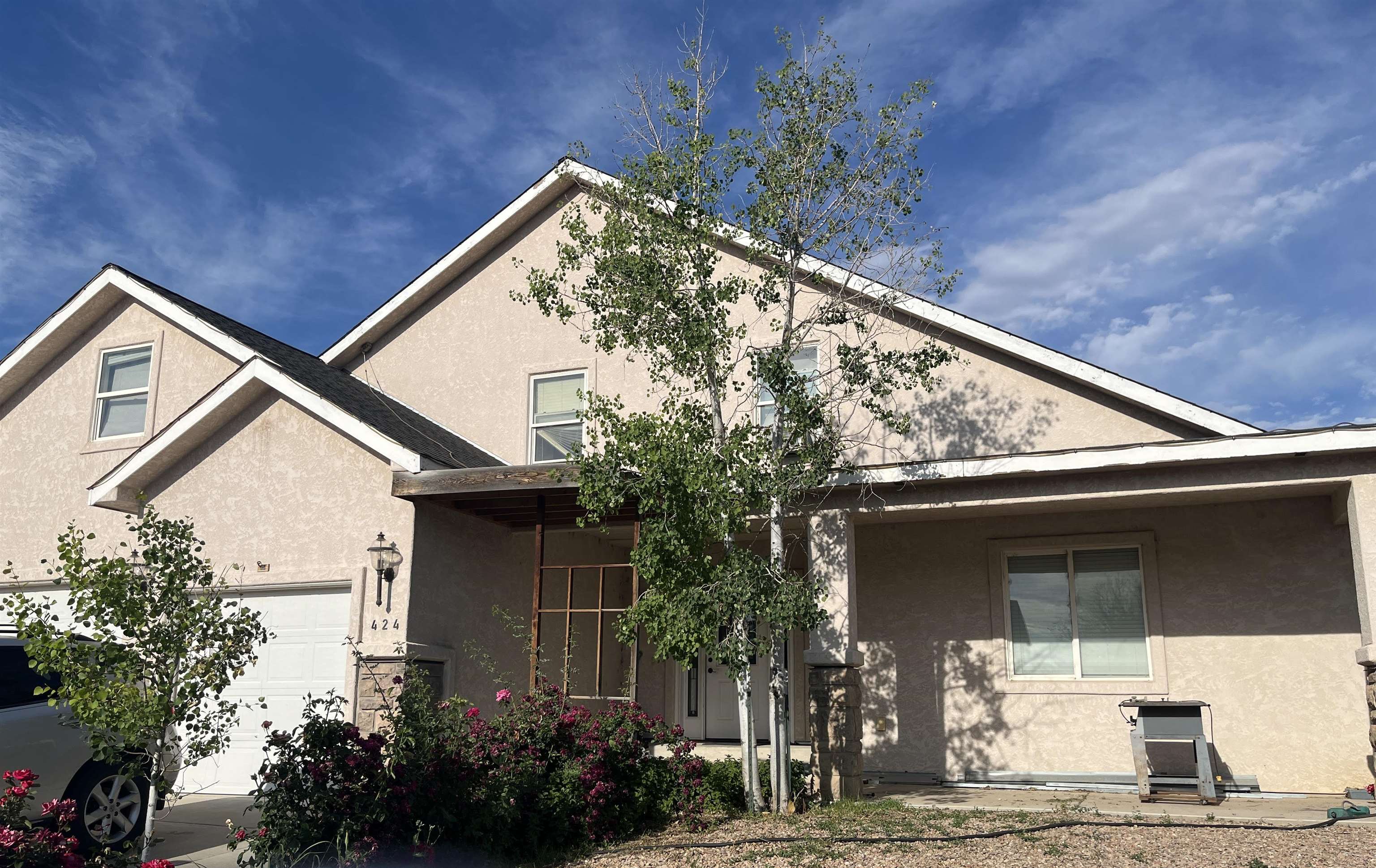 a view of a house with a yard