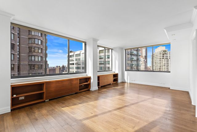 $2,895,000 | 62 West 62nd Street, Unit 25A | Upper West Side