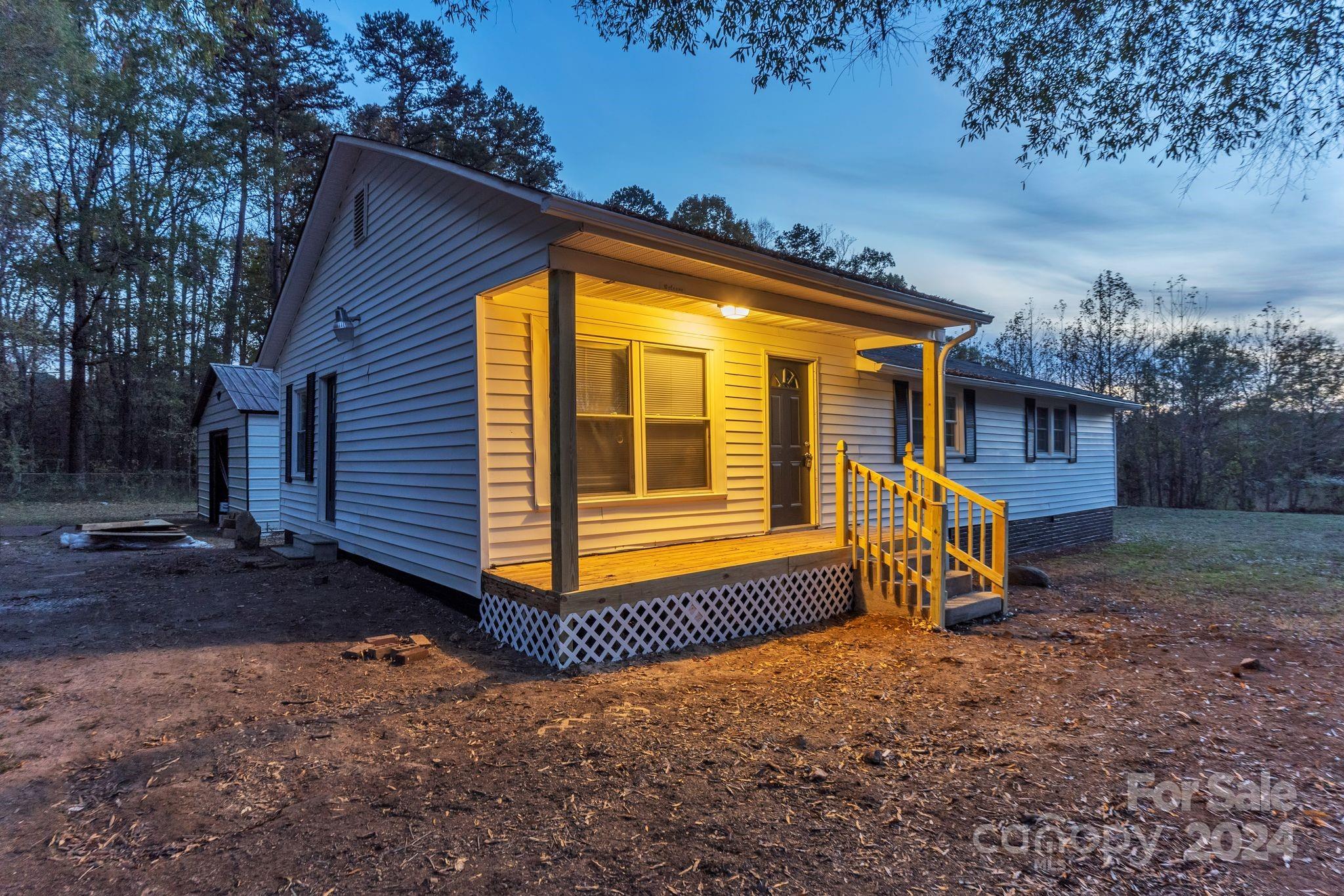 a view of a house with backyard and porch