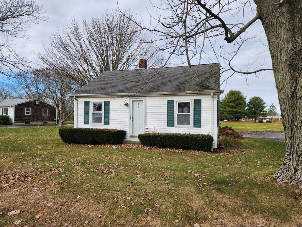 a view of house with yard