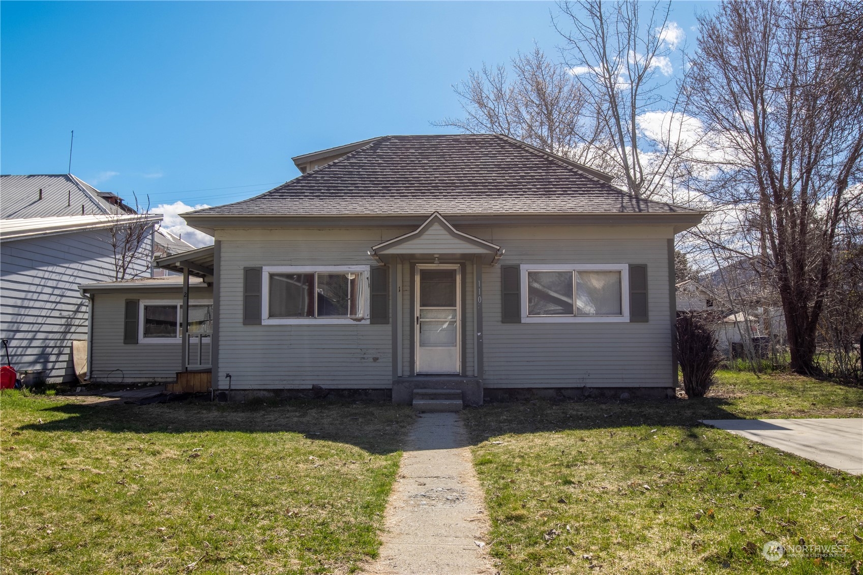 a front view of house with yard