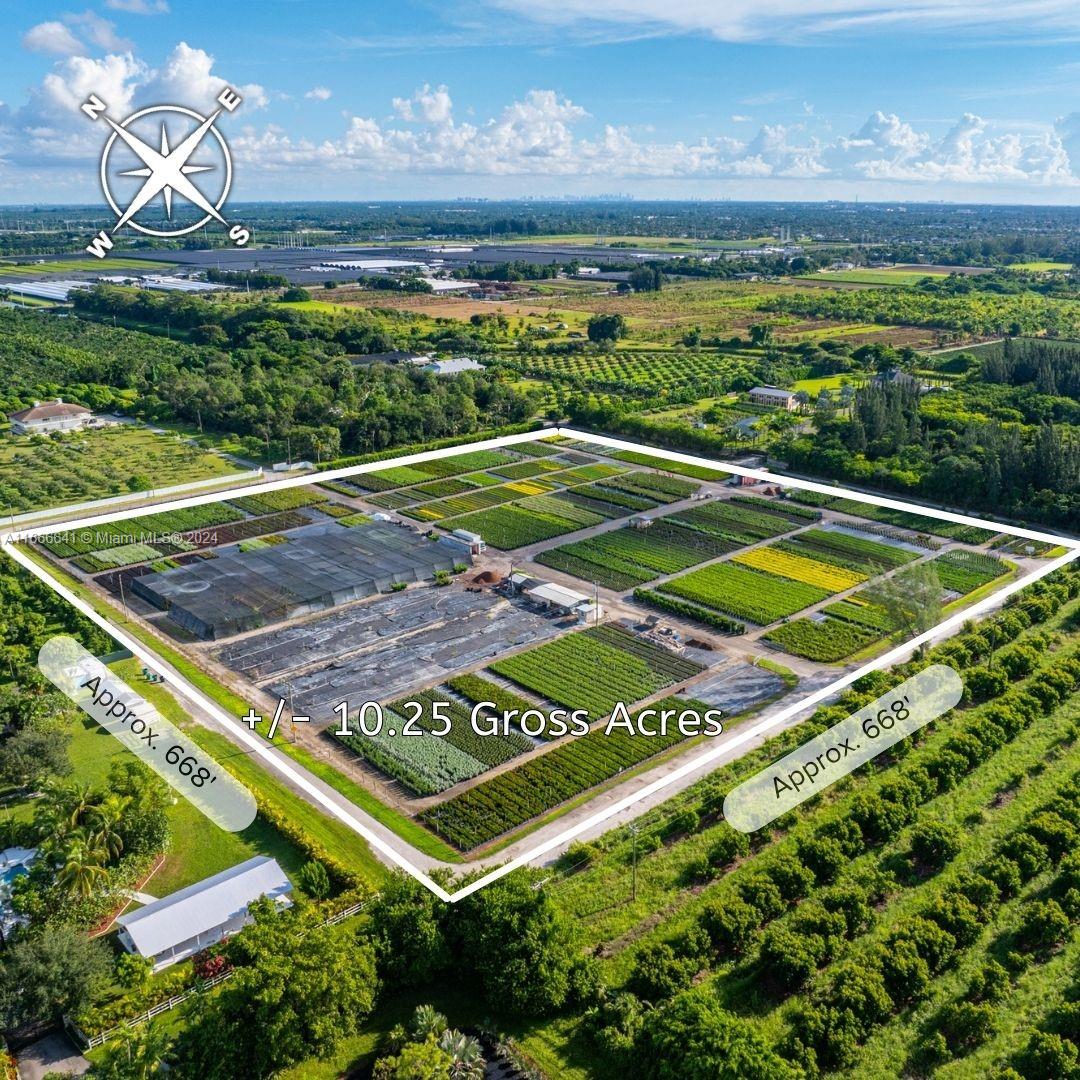 a view of a tennis court