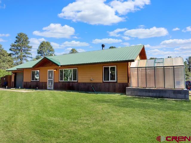 a view of front of a house with a yard